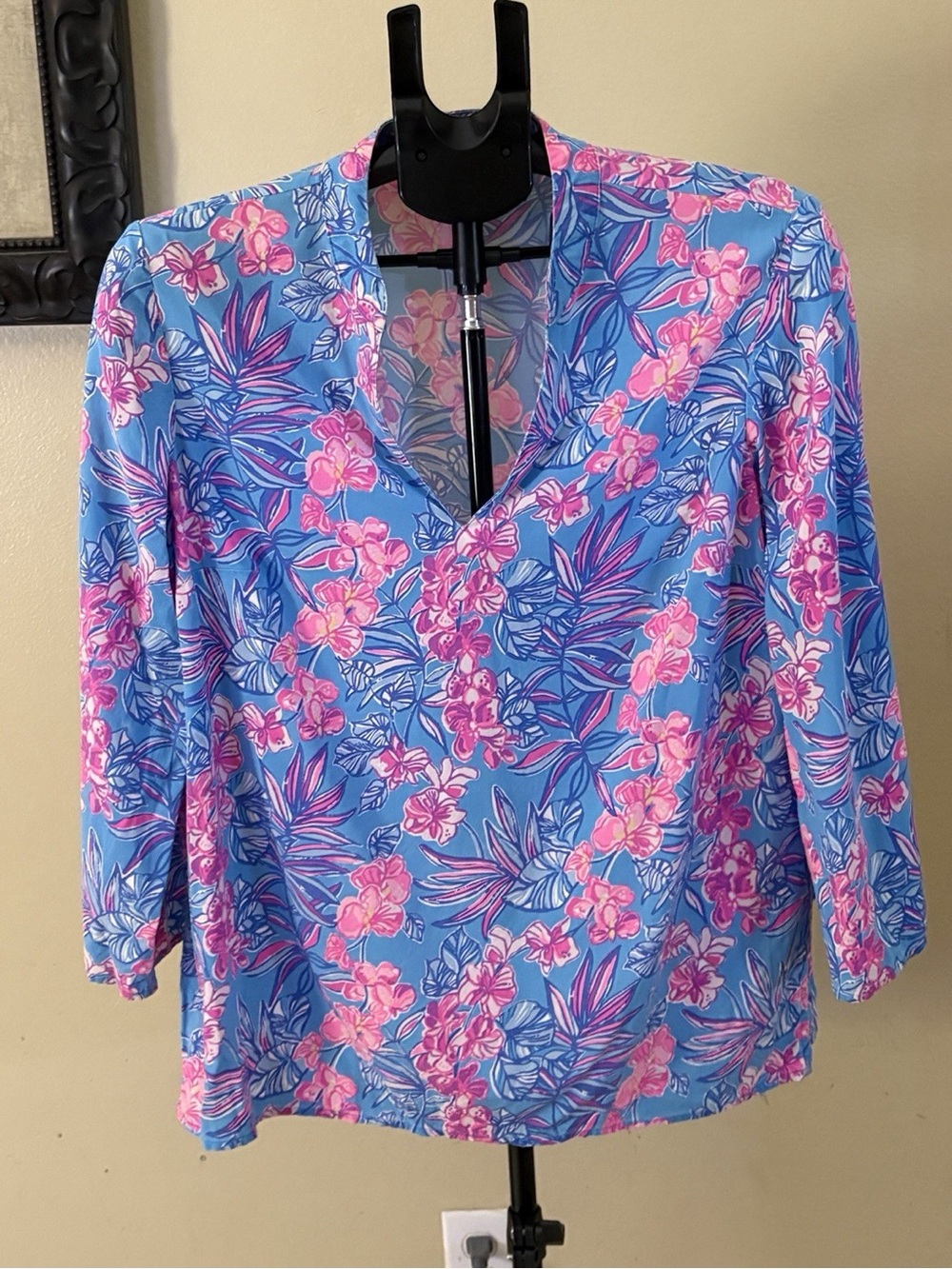 Lilly Pulitzer Luna Bay Tunic Top M Blue Pink Floral Rayon 3/4 Sleeve Resort